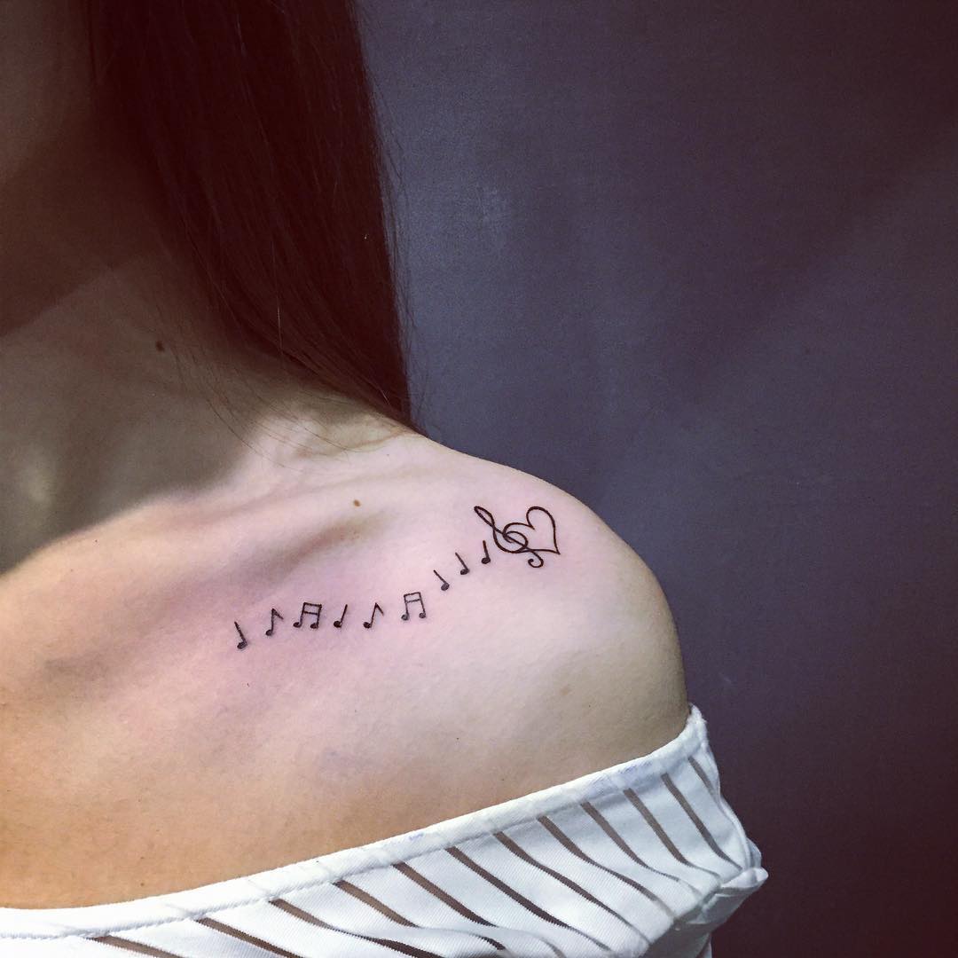 Schlüsselbein Tattoo Musiknoten Tattoodesign Bedeutung Ideen Frauen