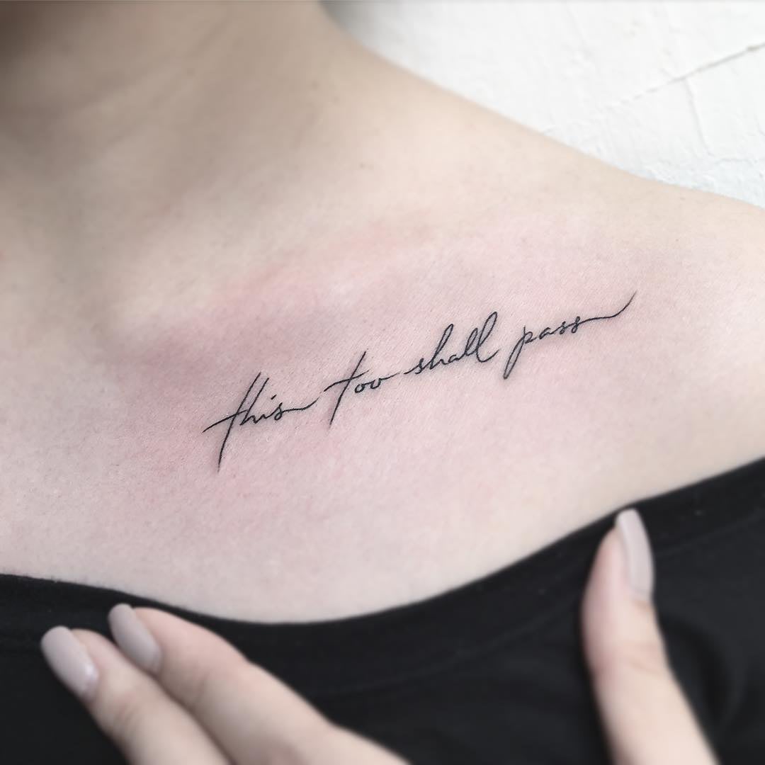 Schlüsselbein Tattoo Schriftzug Tattoodesign Frauen klein Tattoosprüche