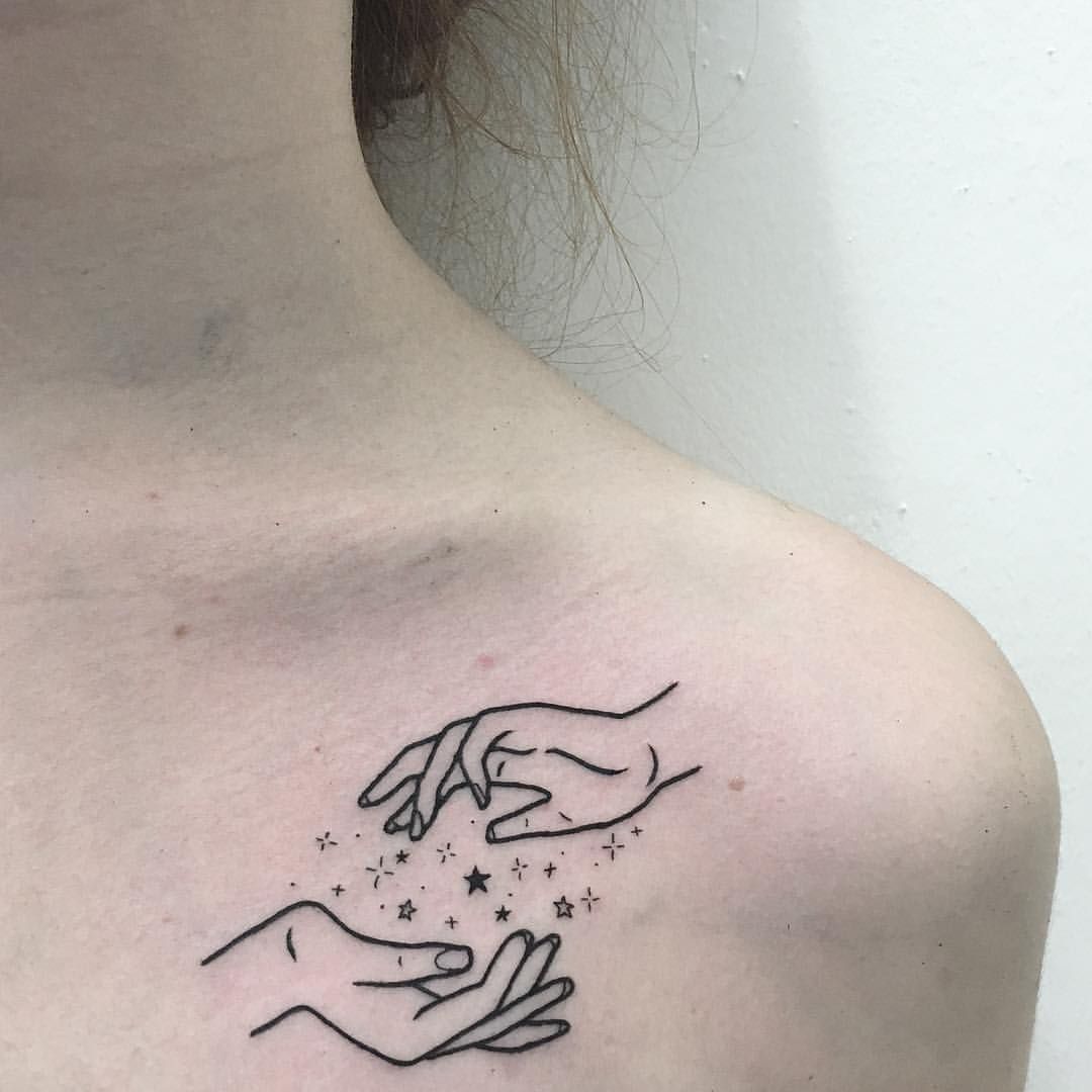 Schlüsselbein Tattoo klein Frauen Hände Tattoodesign Sterne