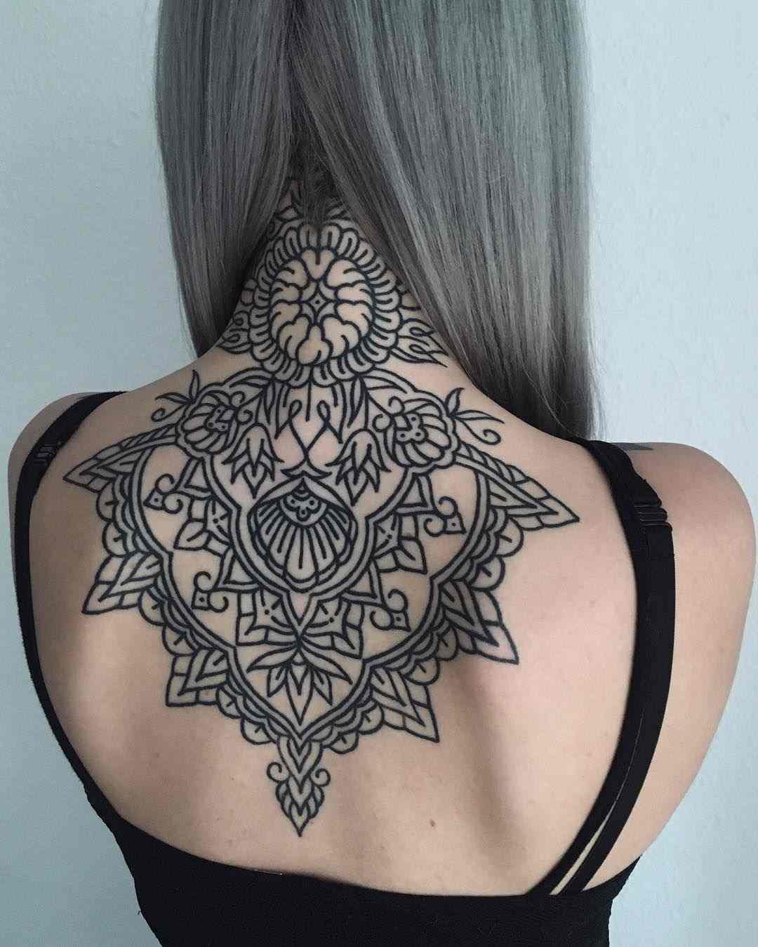 Schmerzen Tattoo Rücken Frau Nackentattoo Ideen Tattoodesign Tattootrends