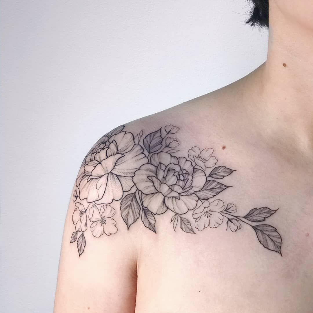 Schulter Tattoodesign Blumen Bedeutung Rosen Tattoomotiv schwarz weiß