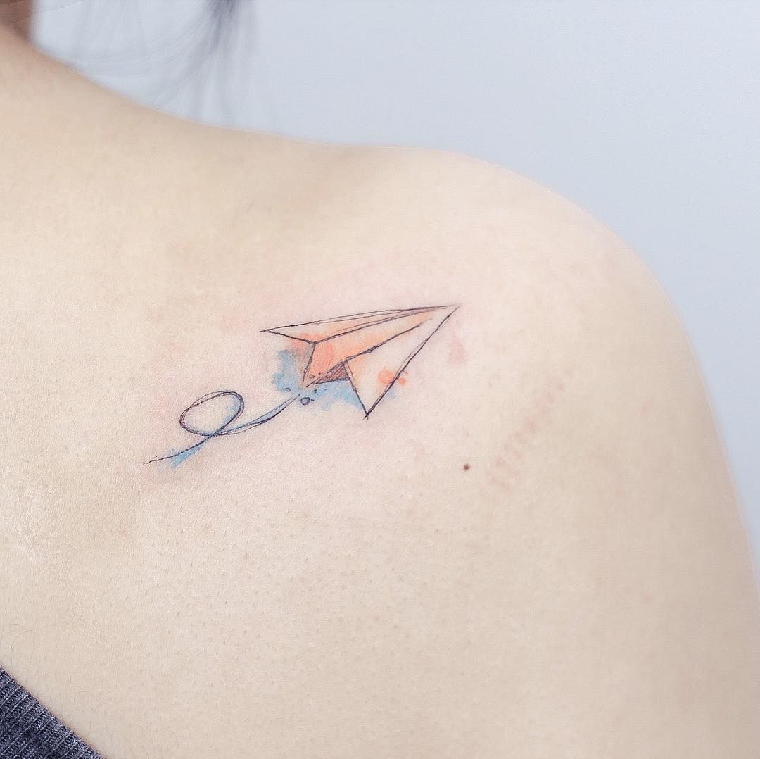 Schulter kleine Tattoos Frauen Papierflieger Motiv