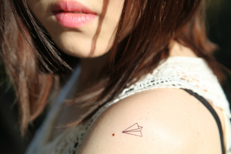Schulter kleine Tattoos Papierflieger Bedeutung Frauen