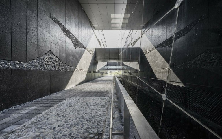 Schwarzer Stein in Matt und Glanz als Kontrast für die Innenbereiche des Museums