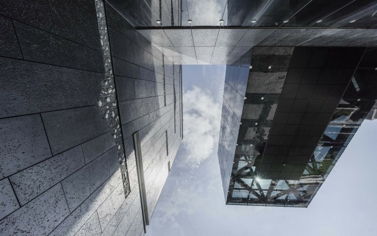Schwarzer Stein und Glasfronten schaffen eine moderne Optik mit minimalistischem Charakter