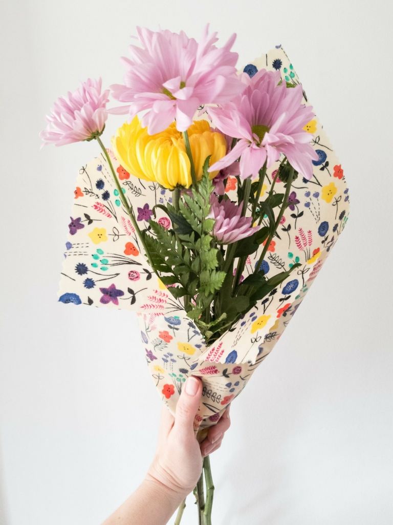 Schöne Geschenkidee mit farbenfrohen Wachstüchern - Einen Blumenstrauß einwickeln