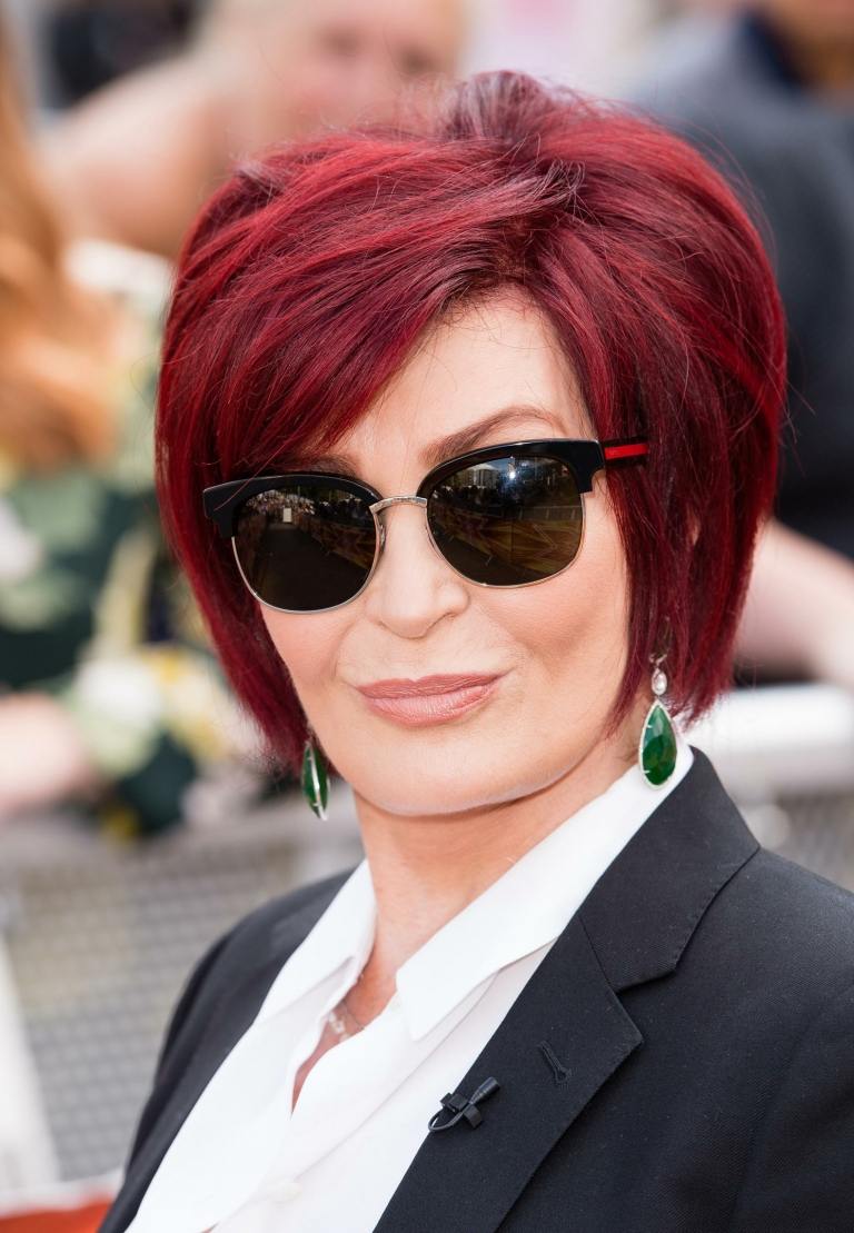 Sharon Osbourne Haarfarbe rot kurzer Bob Haarschnitt Sonnebrille Modetrends