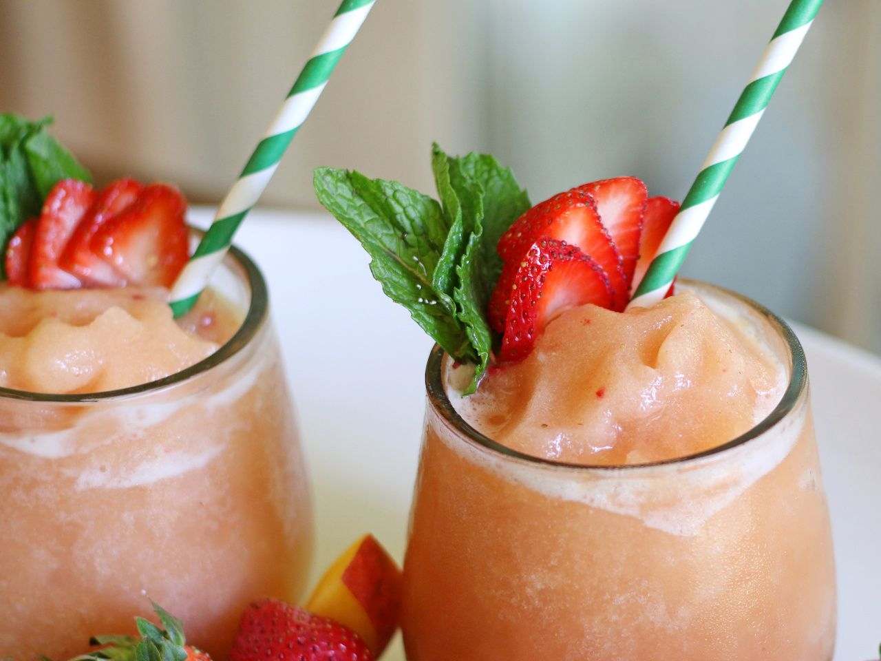 Slush Eis Cocktails mit Erdbeeren und Pfirsich für den Sommer