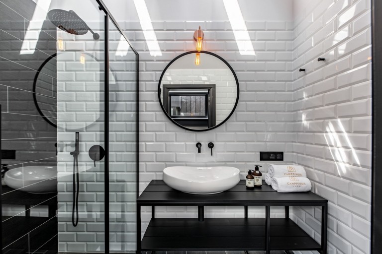 Badezimmer Duschkabine Schwarz Weiß gefließt Glas Trennwand Spiegel