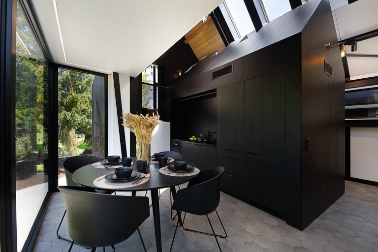 Smart Home Geräte Küche Einbaugeräte schwarz Ferienhaus modern Boden Fliesen verlegen