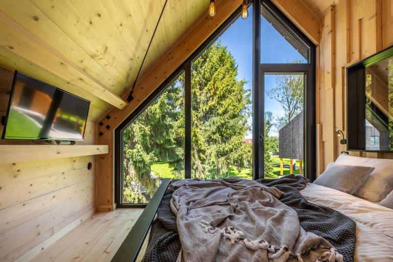 Schlafzimmer bodengleiche Fenster Dachschräge Holzwand