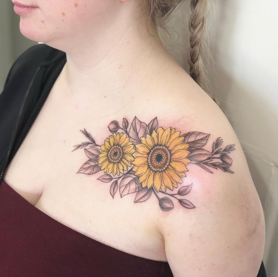 Sonnenblume Tattoodesign Ideen für Frauen Tattoopflege im Sommer