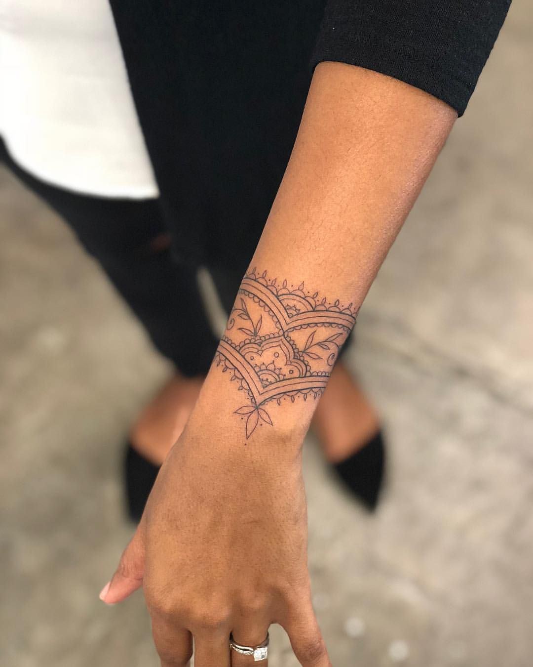 Spitzendetails Tattoodesign Tattoos für Frauen ab 50 Ideen Handgelenk