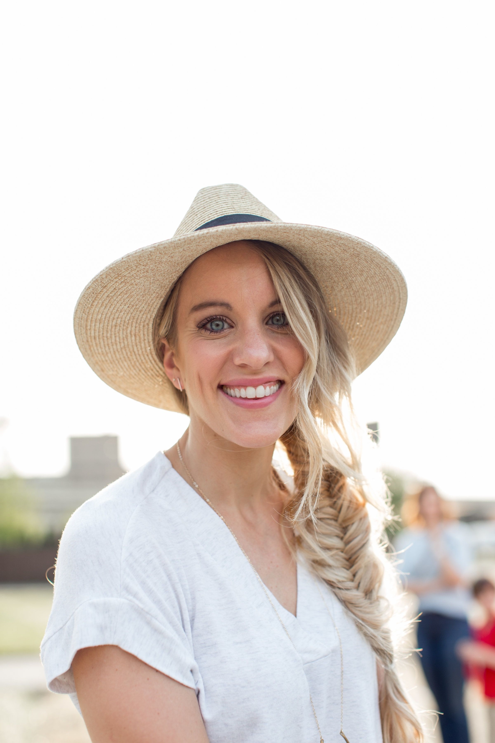 Strohhut für Damen Flechtfrisuren schnell Haartrends Sommer lange Haare stylen