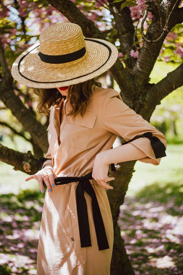 Strohhut für Damen Outfit elegant Hemdkleid beige Modetrends Sommer Trendfarben