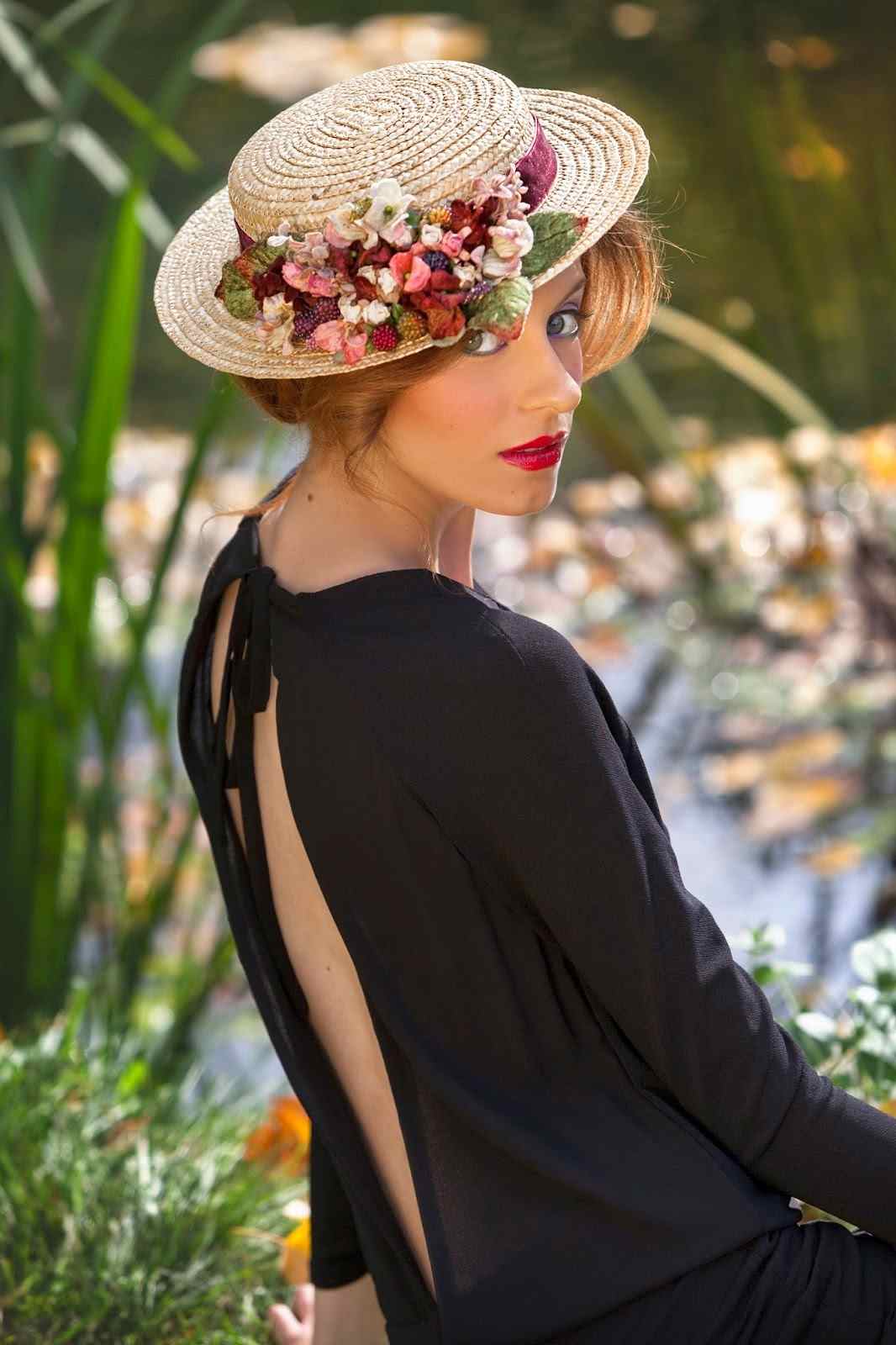 Strohhut für Damen Sommer Outfit Ideen elegant Hut Modelle Kleid rückenfrei