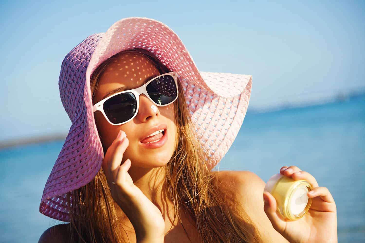 Strohhut für Damen Strand Outfit Ideen Sonnenbrille Modetrends Sonnenschutz Hautpflege