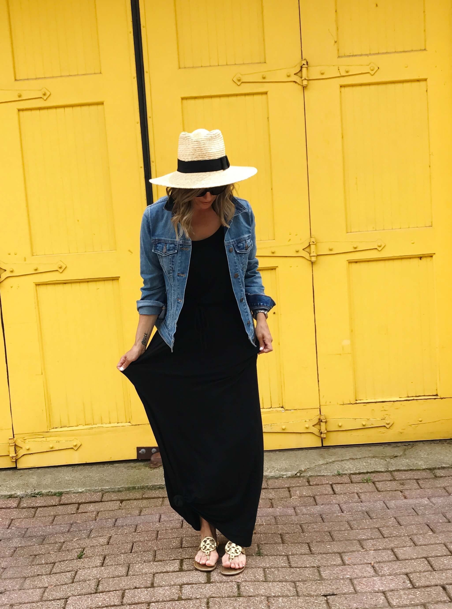 Strohhut für Damen Trend 2019 Langes Kleid kombinieren Jeansjacke Modetrends