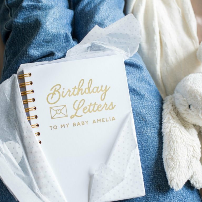 Tagebuch oder Jahrbuch für die Mutter des Kindes zum Aufschreiben schöner Momente