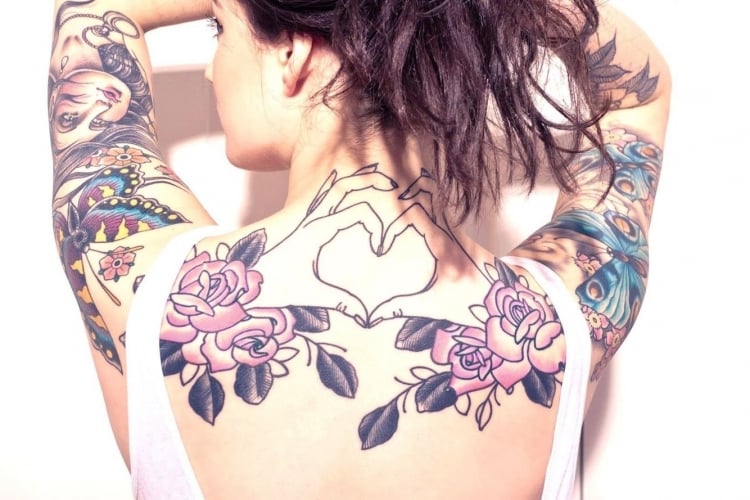 Tattoo Rücken Frau Ideen Blumenmotiv Tattoodesign Schmerzen