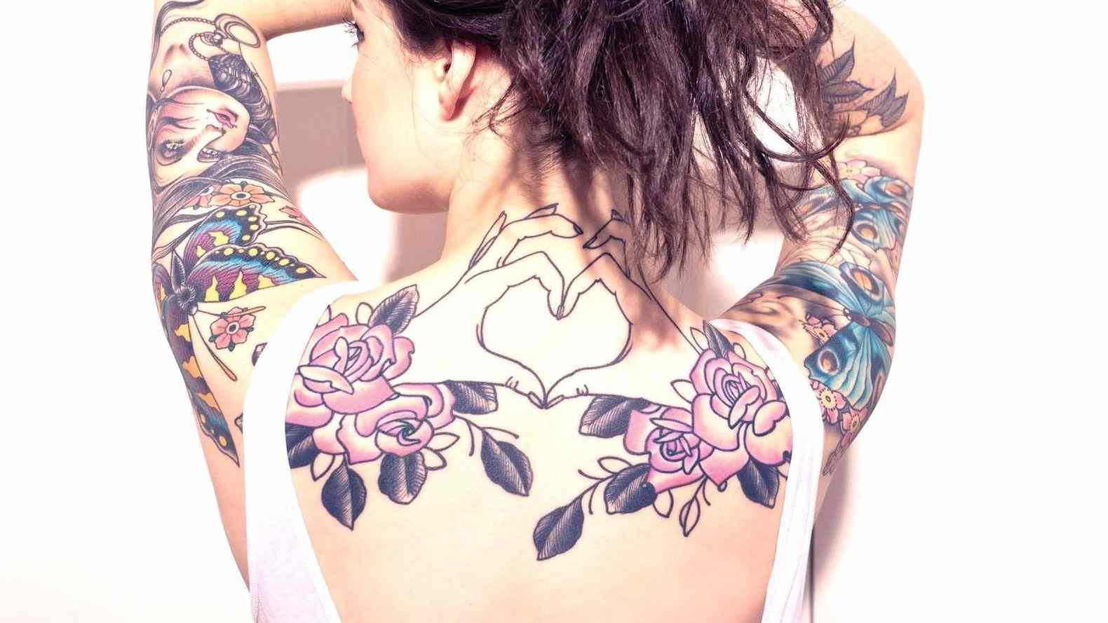 Tattoo Rücken Frau Ideen Blumenmotiv Tattoodesign Schmerzen