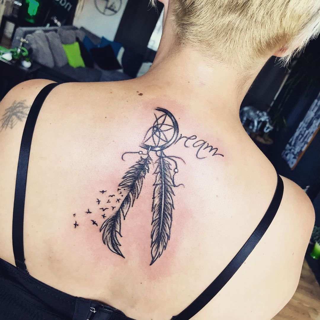 Tattoo Rücken Frau Traumfänger Tattoodesign Ideen Tattootrends kurze haare haartrends