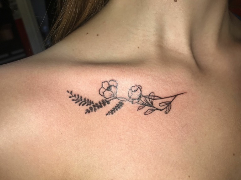 Tattoo Schlüsselbein klein Blumen Tattoodesign Ideen Trends