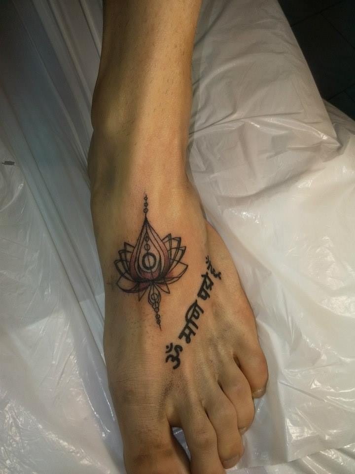 Tattoo Trends Mandala Fußtattoo Schriftzug Tattooideen Motive