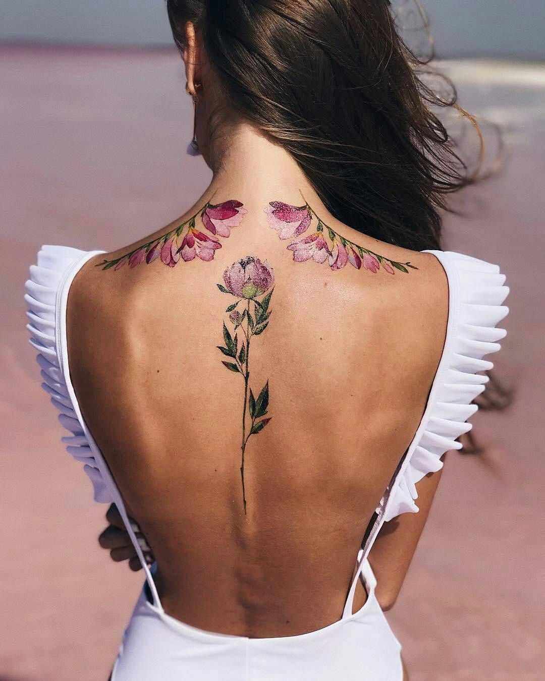 Tattoo am Rücken für frauen Blumen Motive Tattoodesign Tattootrends 2019 Sommerkleid rückenfrei