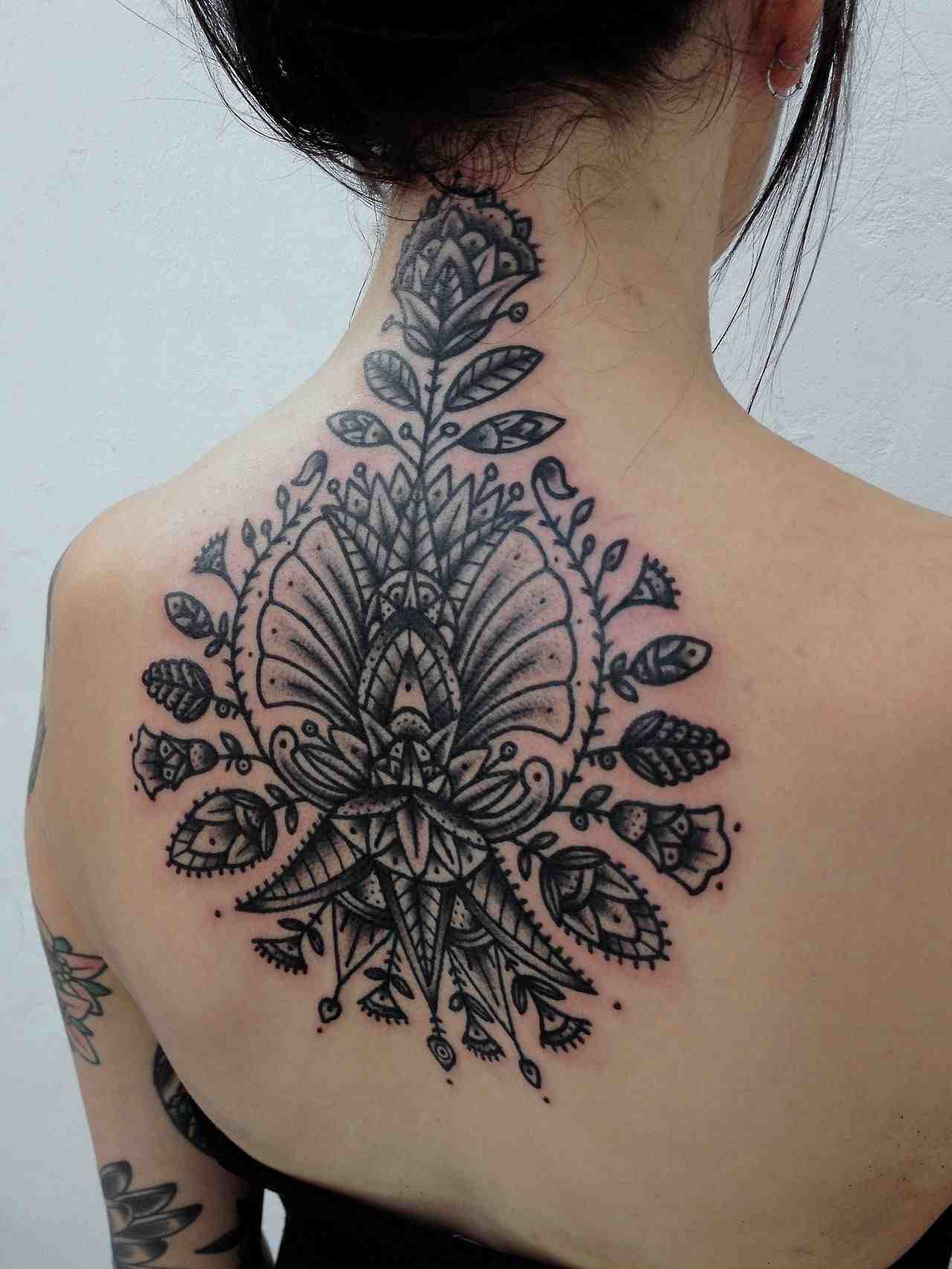 Tattoo am Rücken für frauen Ideen Tattoodesign Baum des Lebens Motive Schmerzen