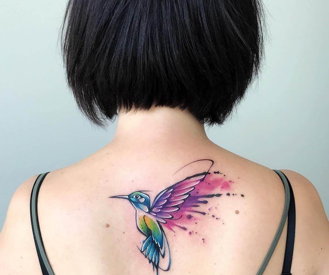 Tattoo am Rücken für frauen klen Watercolor tattooideen Tattoodesign Vogel