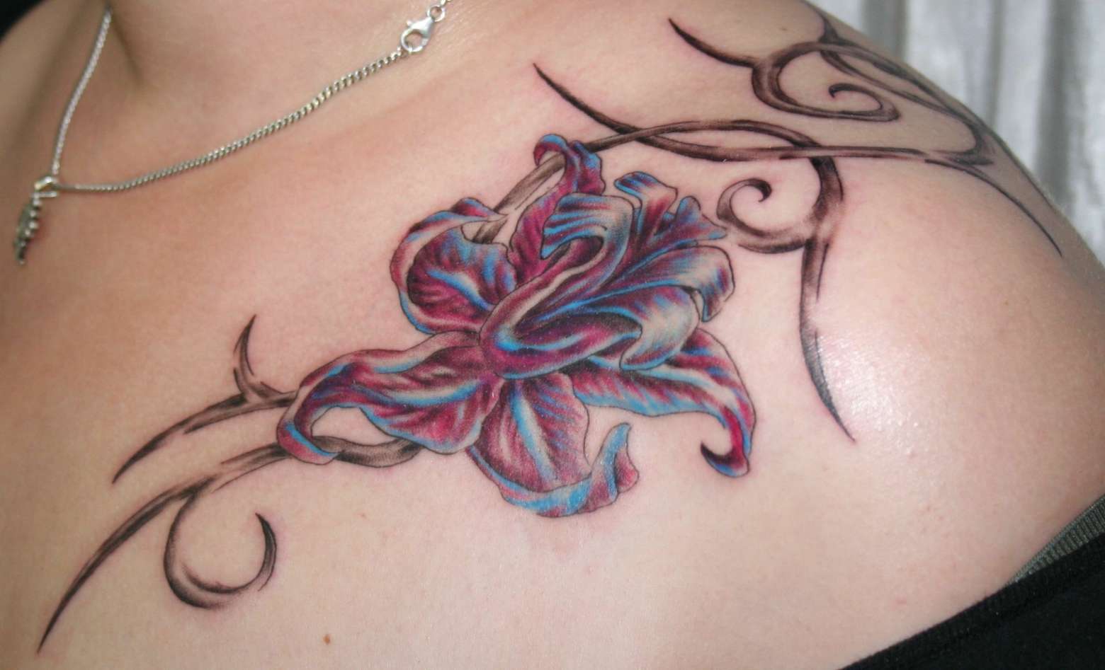 Tattoo motif flowers in shoulder pain Tattoo stains in summer