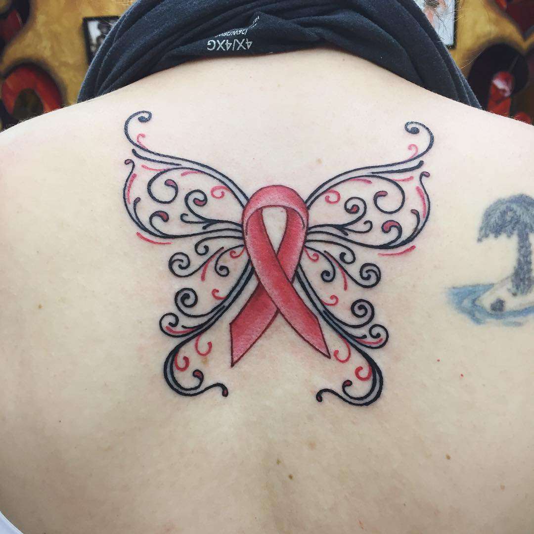 Tattoos für Frauen ab 50 Brustkrebs Schmetterling Rückentattoo Ideen