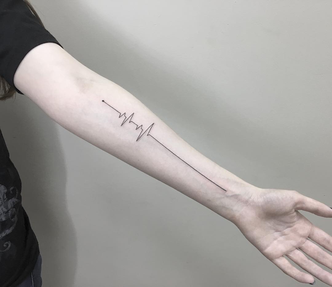 Tattoos für Frauen ab 50 Herzschlag Tattoodesign Unterarm Ideen Tattootrends