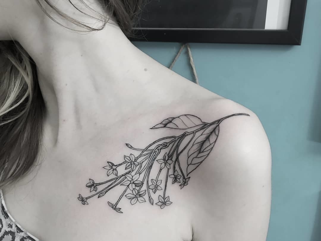 Tattoo Trends Women Flowers Tattoo Design in Shoulder Pain