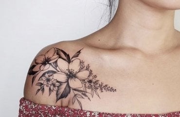 Tätowierung am Schulter Blumen Tattoodesign für Frauen Trends
