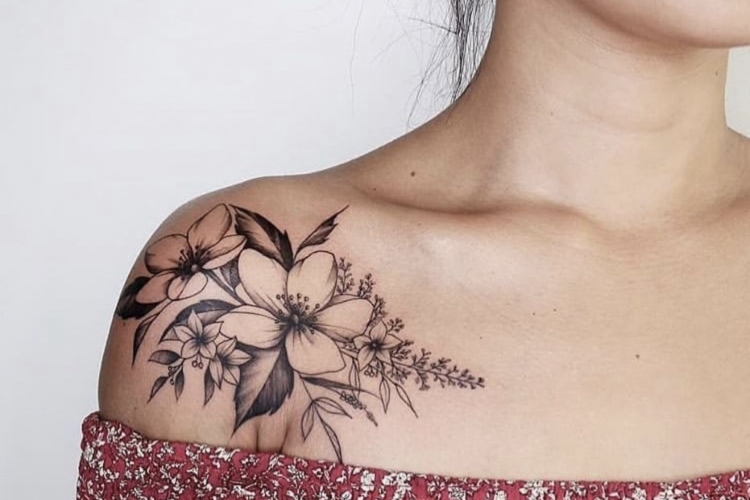 Tätowierung am Schulter Blumen Tattoodesign für Frauen Trends