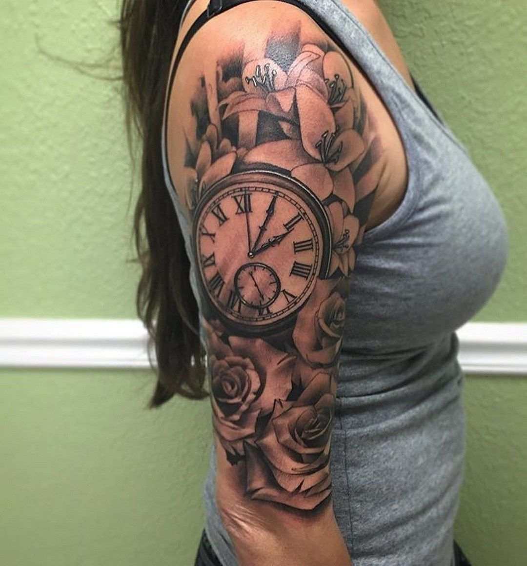 Uhr Tattoos für Frauen ab 50 Oberarm Schulter Blumen Tattootrends schwarz weiß
