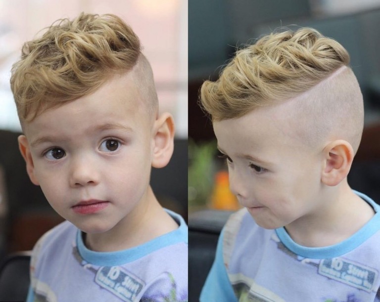Kinderfrisuren stylen für kleine Jungs blond Locken Wellen
