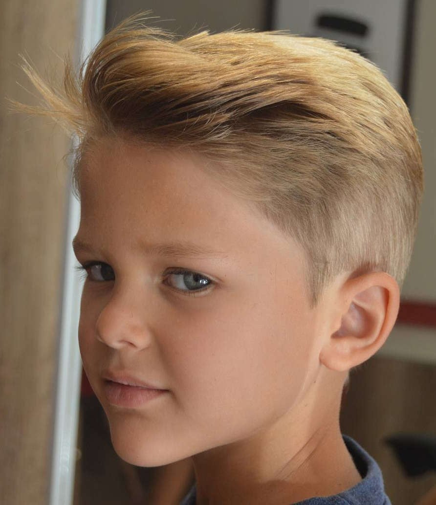 Sidecut trendiger Haaarschnitt 2019 bei Jungs blond Bilder