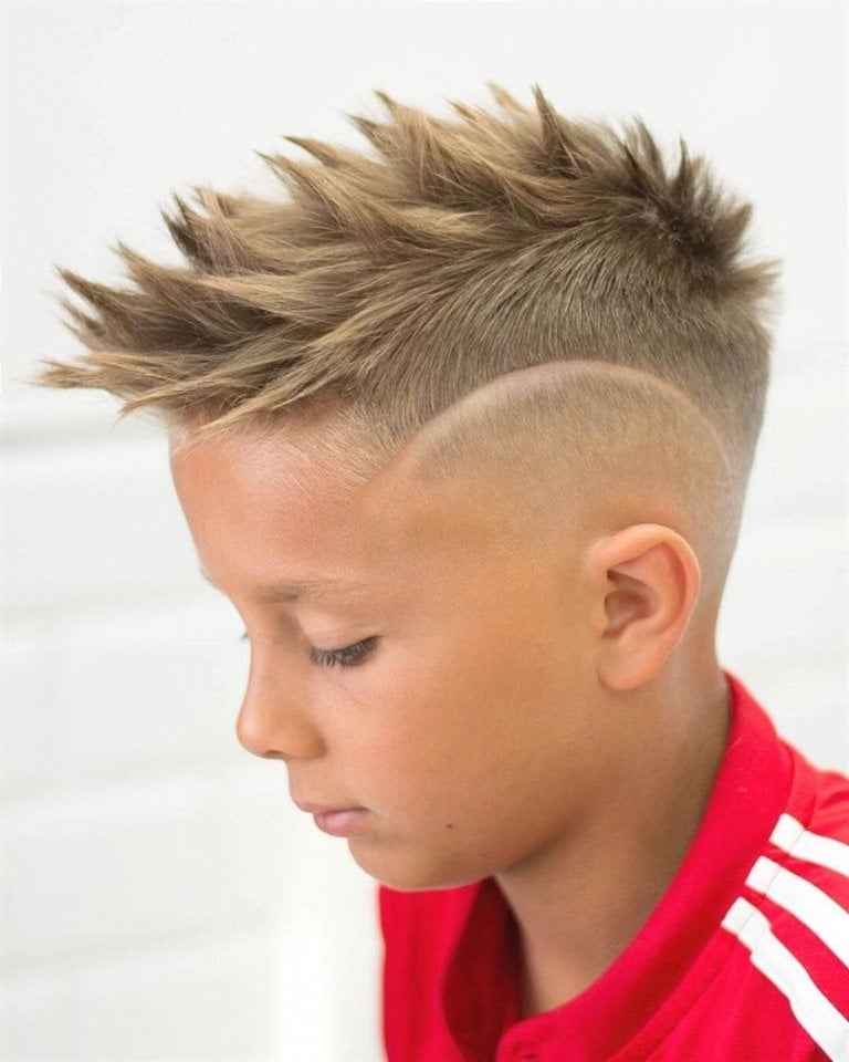 Jungen Fußballspieler Ronaldo inspirierter Haarschnitt