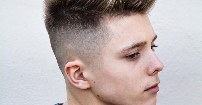 Undercut mit langen Haaren nach oben geföhnt für junge Männer