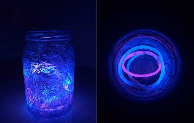 Universum im Glas aus Glitzerkleber und mit Knicklicht