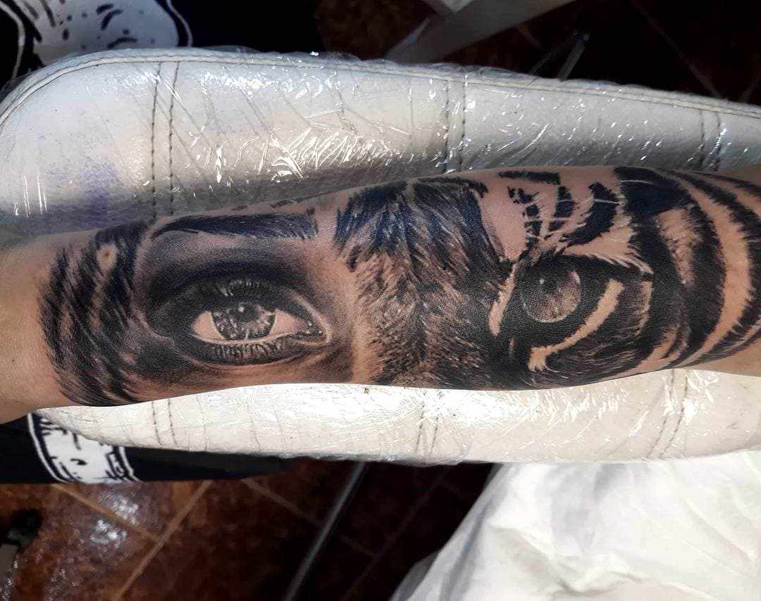 Unterarm Tattoodesign Augen Tattoomotiv Ideen Tattoopflege im Sommer