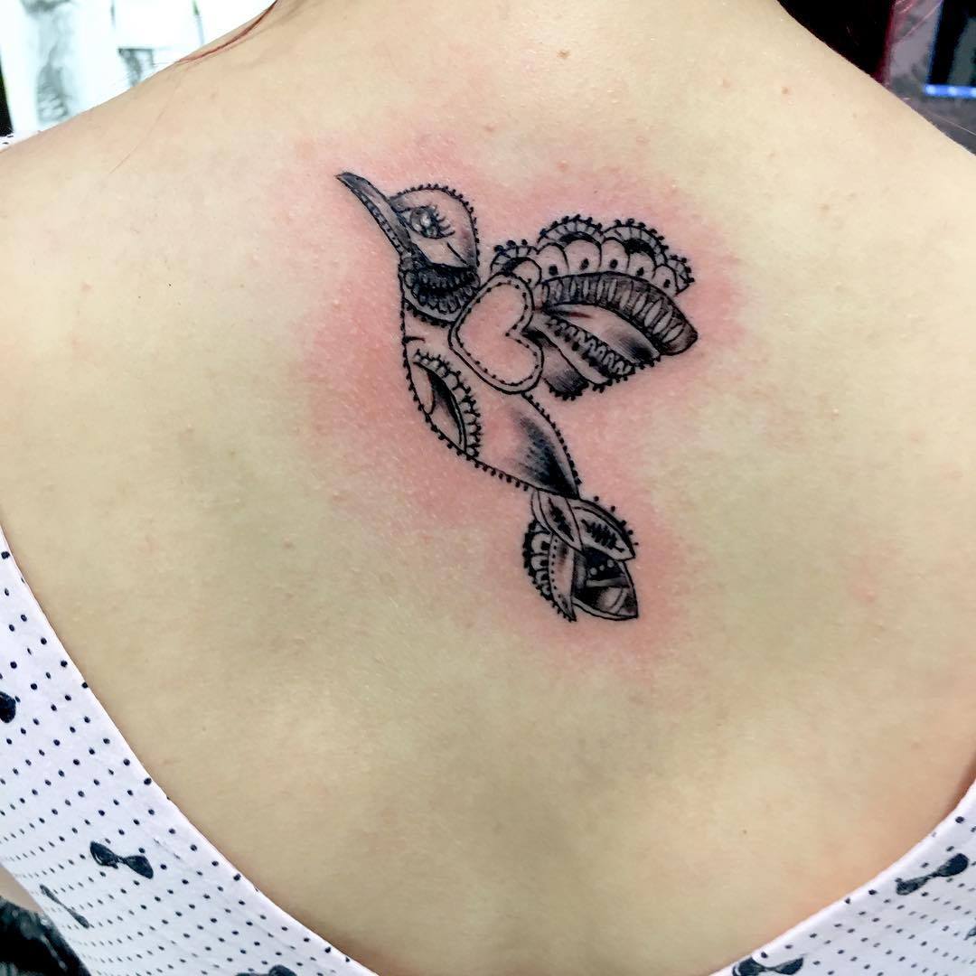 Vogel Rücken-Tattoo für Frauen dezent Tattoodesign Ideen Tattootrends