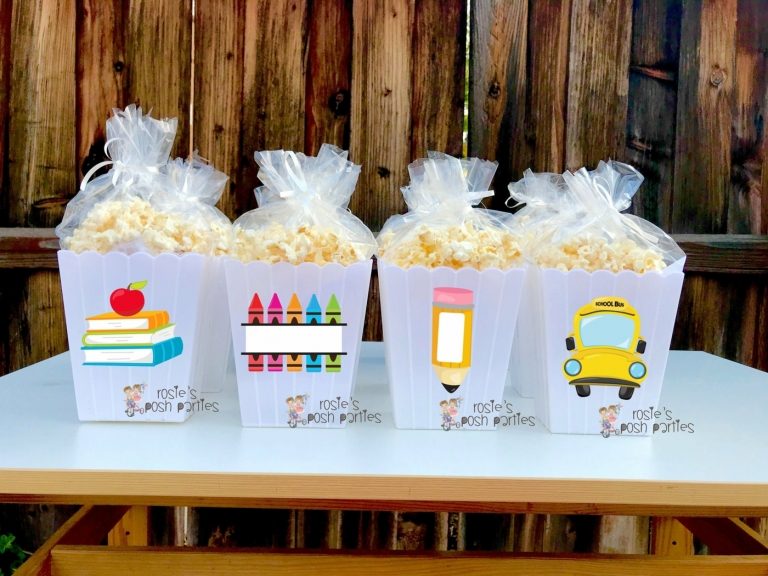 Witzige Popcorn-Tüten mit Schulmotiven - Bücher mit Apfel, Wachsmalstifte, Schulbus und Bleistift