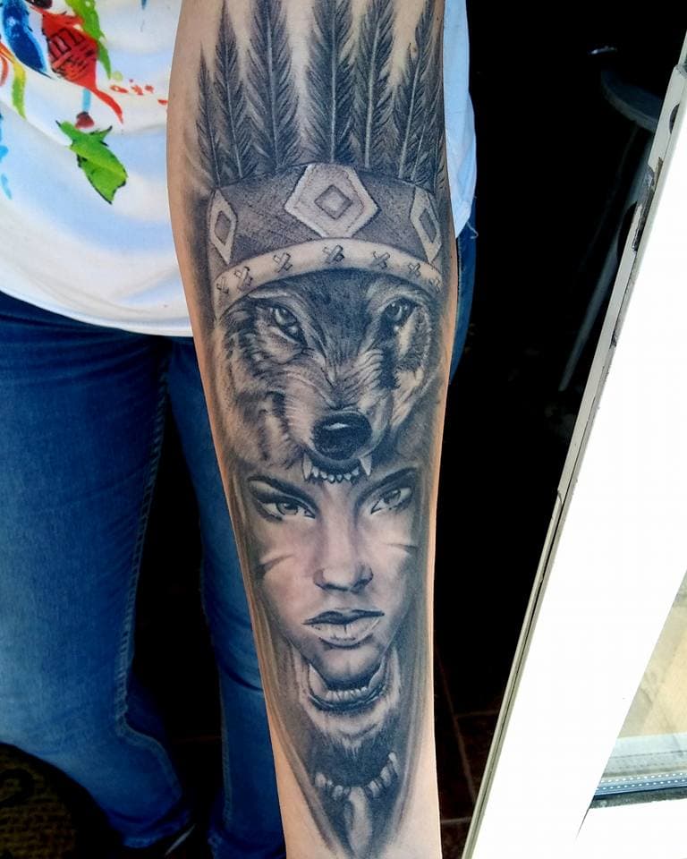 Wolf Frau Tattoodesign Indianer Tattoomotiv Frauen Unterarm