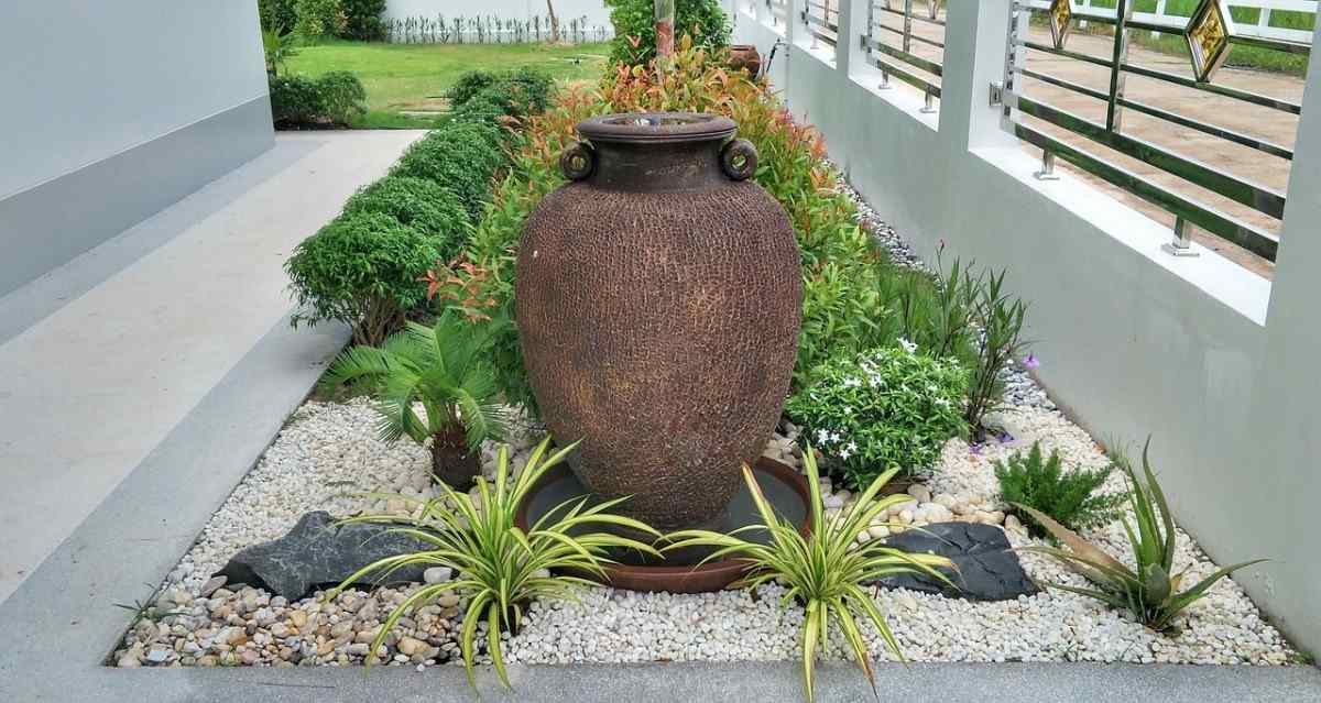 combine antique varieties with plants in the garden and leave rustic effects