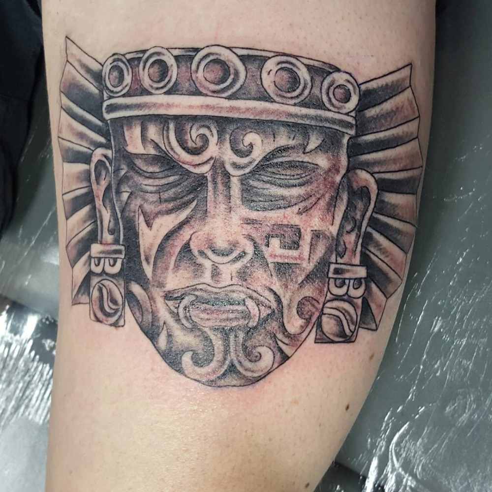 arm tätowierung azteken herrscher böse dargestellter imperator