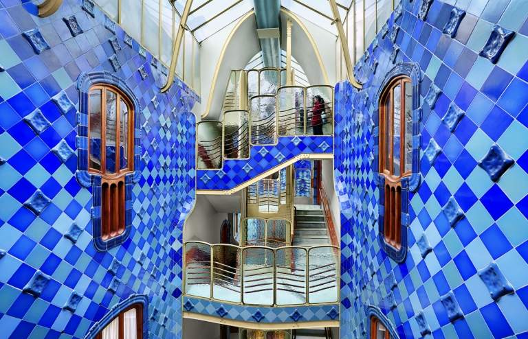 barcelona sehenswürdigkeiten gaudi Casa Batllo innen blaue Fliesen Treppenhaus